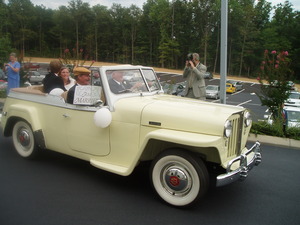 They had the cutest old-fashioned car for a get-away too!