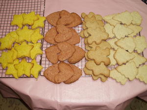 Christmas cookies all ready for the cooking class. Yellow lemon stars, pink cherry hearts, brown maple-men, white mint trees. Yummy!!!