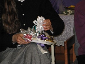 Elisabeth making a bow plate decoration