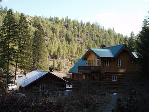 The house where the owner's live, just down the hill from the cabin.