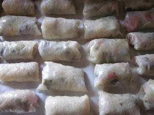 Elisabeth helped her roll some of them, and they ended up with 50 rolls!