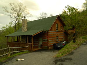 We arrived at our little cabin, a few miles away from Pigeon Forge.